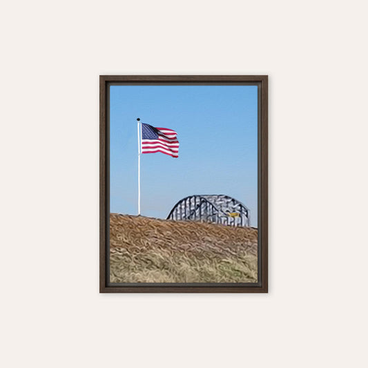 Lámina enmarcada Bandera junto al puente