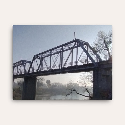 Impresión fina del viejo puente del ferrocarril